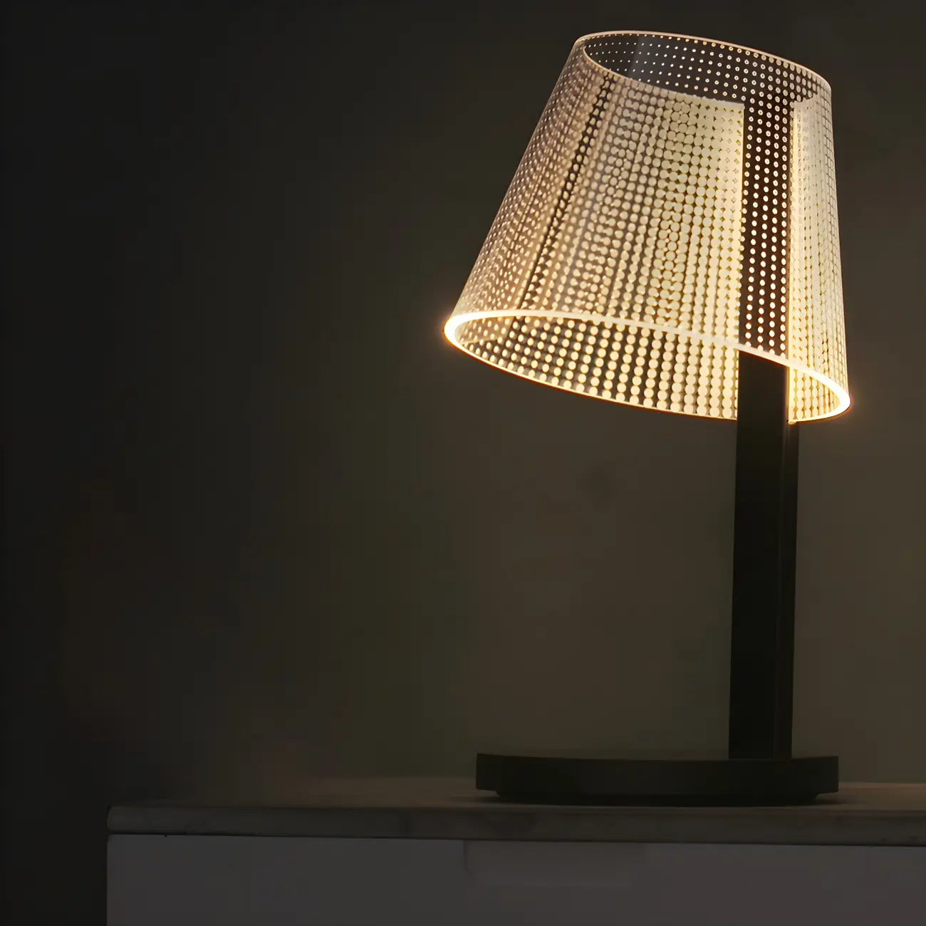 Lampe de table tactile unique en acrylique pour usage résidentiel