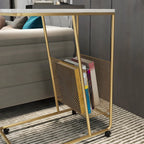 Table d'appoint en métal en forme de C avec plateau en marbre et porte-revues intégré