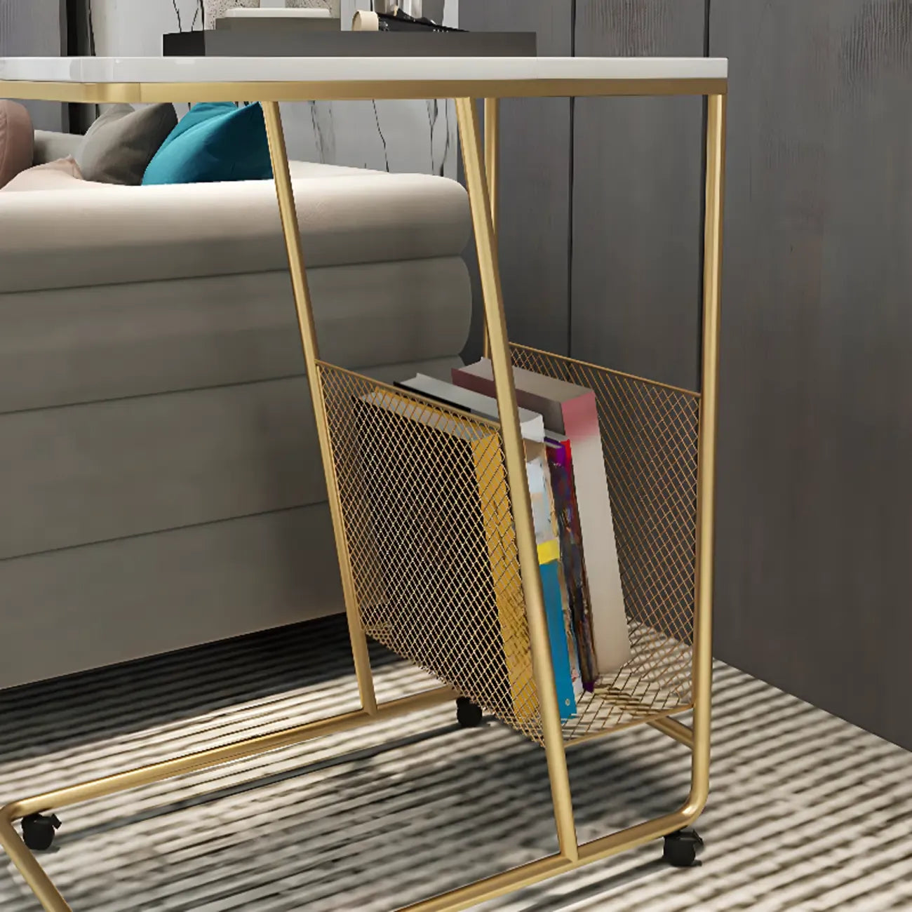 Table d'appoint en métal en forme de C avec plateau en marbre et porte-revues intégré