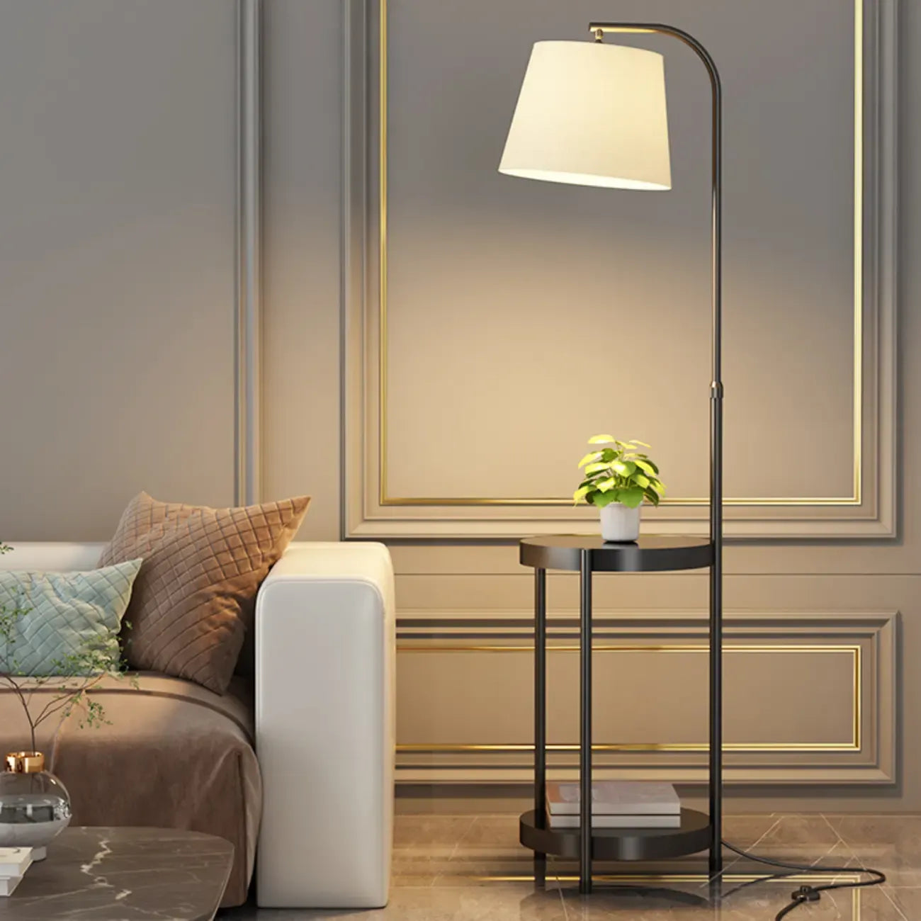 Lampadaire arqué avec étagères et abat-jour en tissu pour salon