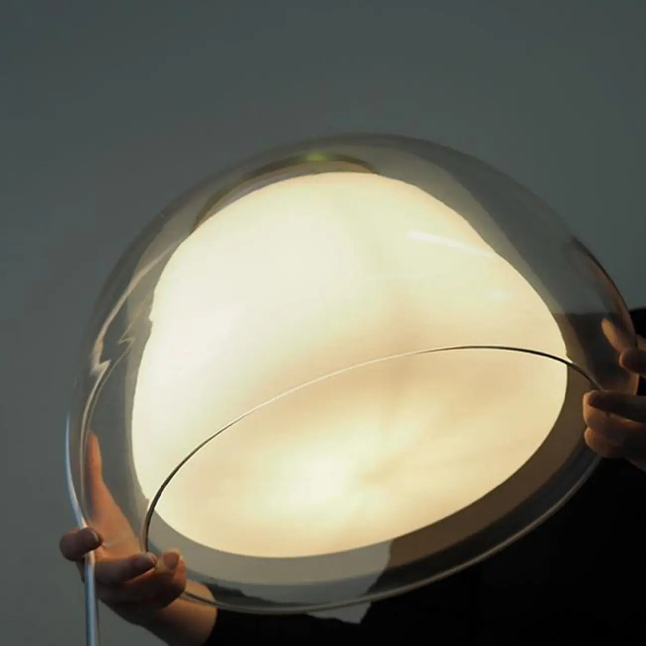 Suspension élégante en verre opalin LED au design raffiné