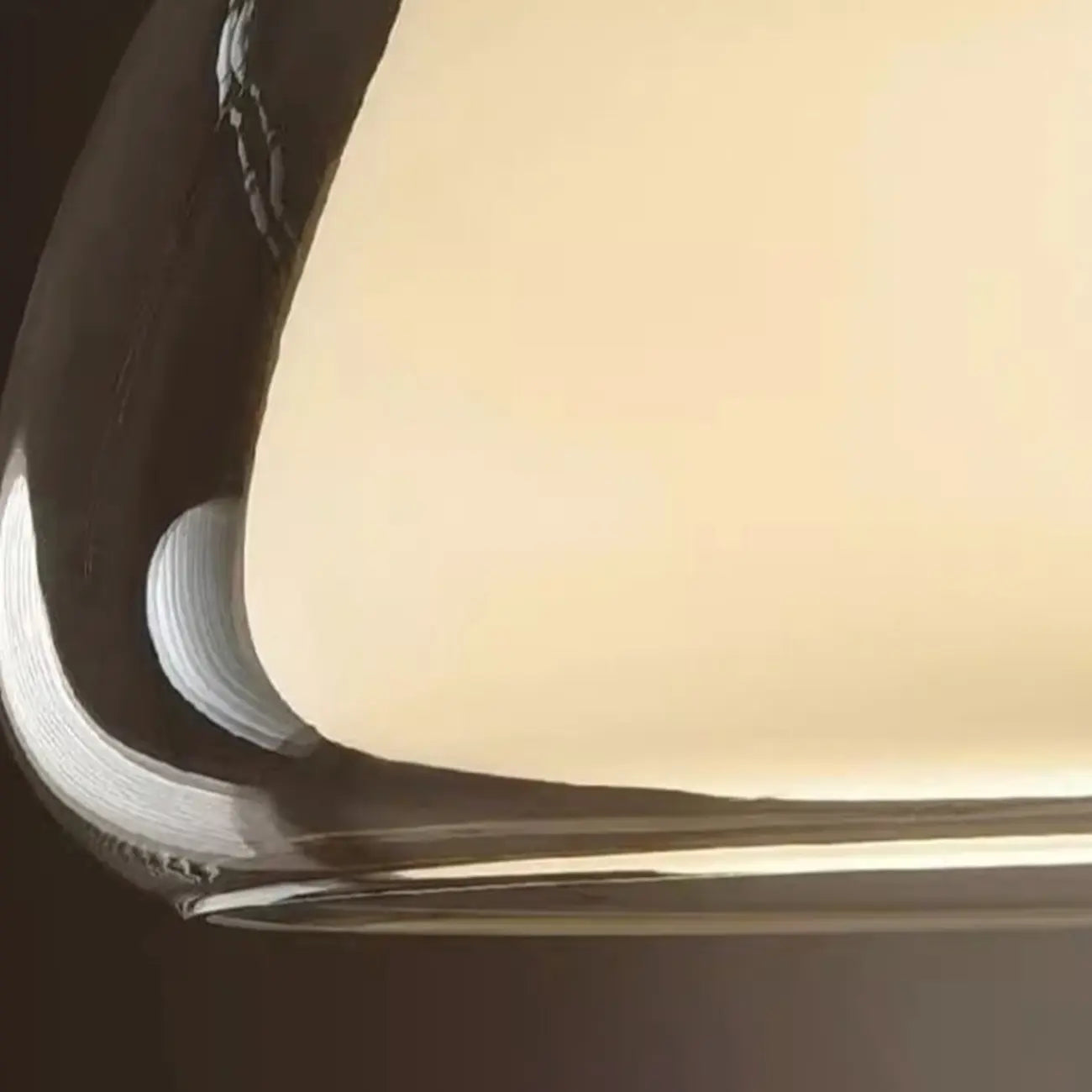 Suspension élégante en verre opalin LED au design raffiné