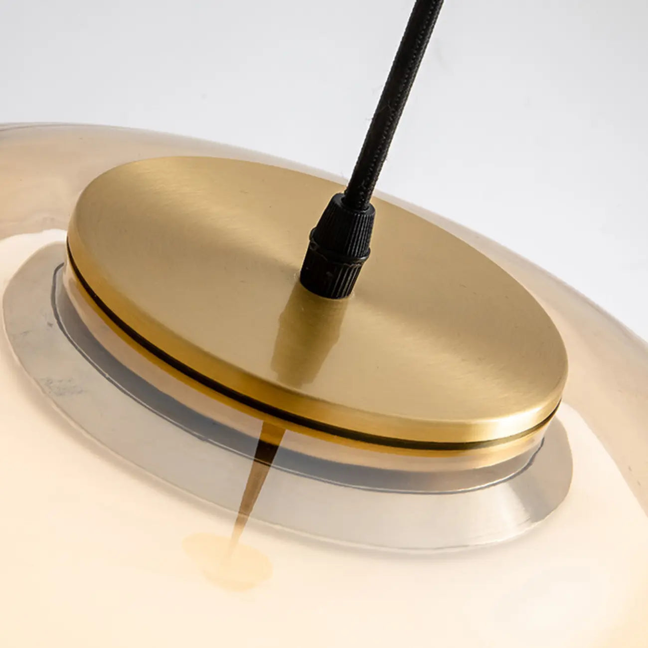 Suspension élégante en verre opalin LED au design raffiné