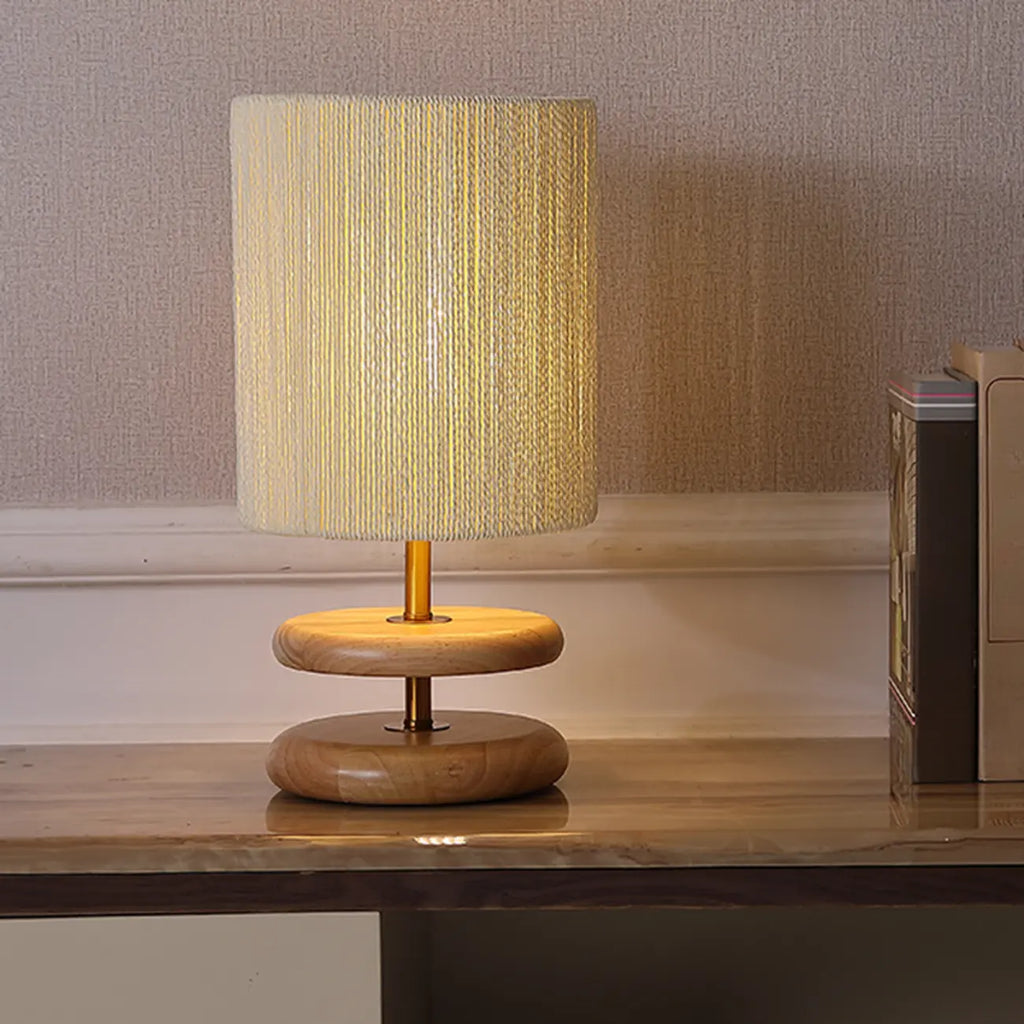 Lampe de table à brancher avec abat-jour beige et base en bois, pour usage résidentiel