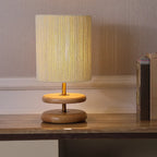 Lampe de table à brancher avec abat-jour beige et base en bois, pour usage résidentiel