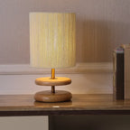 Lampe de table à brancher avec abat-jour beige et base en bois, pour usage résidentiel