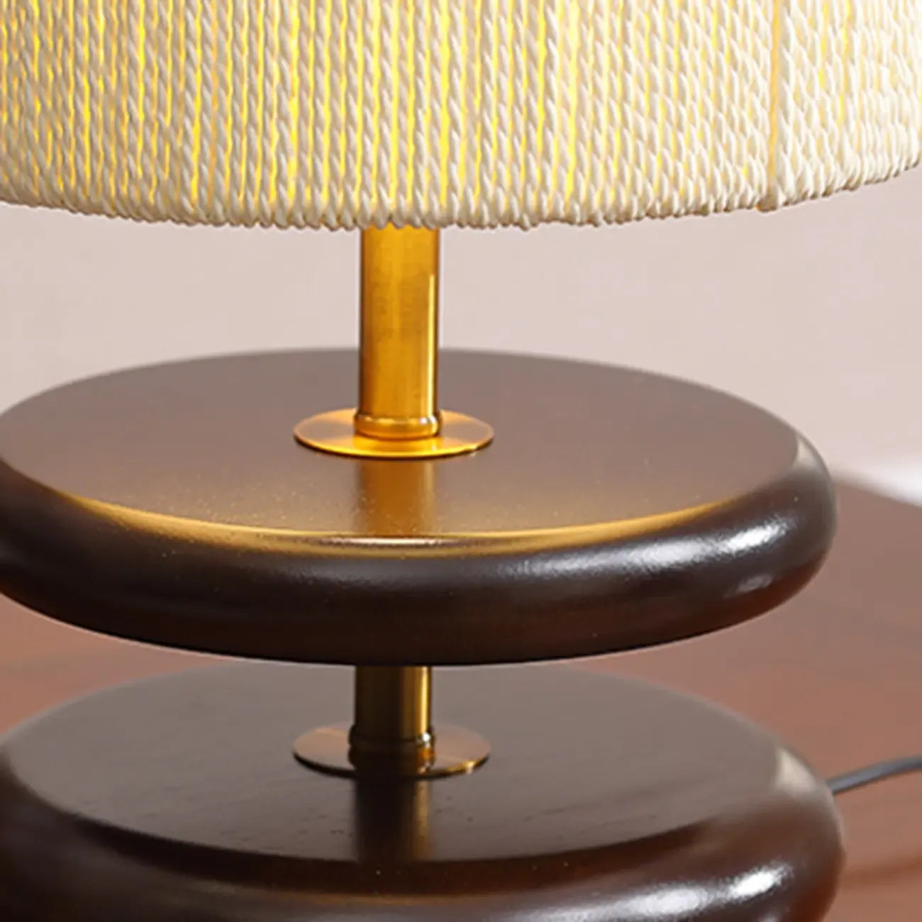 Lampe de table à brancher avec abat-jour beige et base en bois, pour usage résidentiel