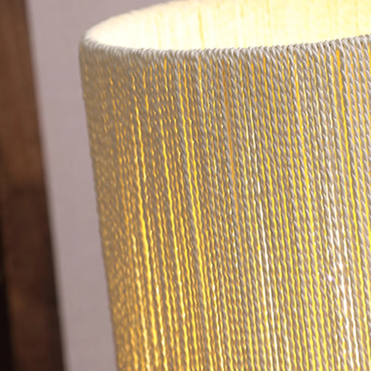 Lampe de table à brancher avec abat-jour beige et base en bois, pour usage résidentiel