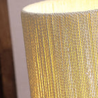 Lampe de table à brancher avec abat-jour beige et base en bois, pour usage résidentiel