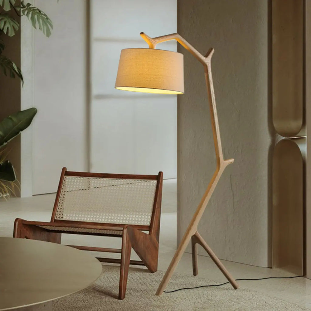 Lampadaire trépied en bois avec abat-jour en tissu pour salon