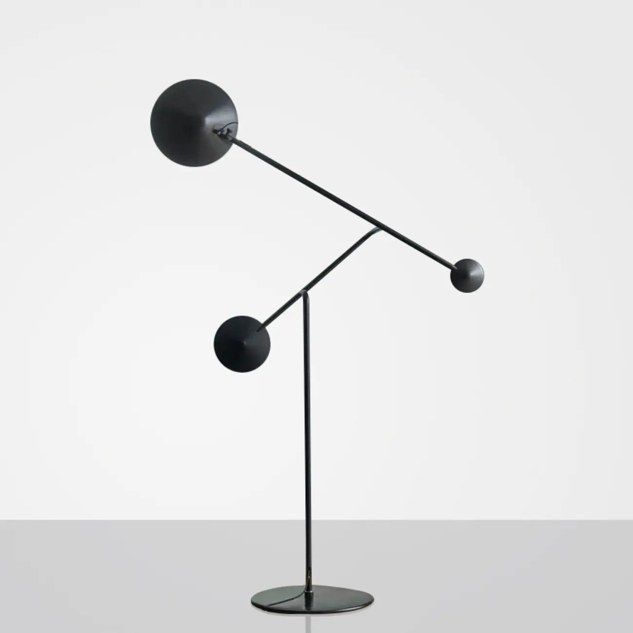 Lampadaire LED noir unique avec bras articulé pour salon
