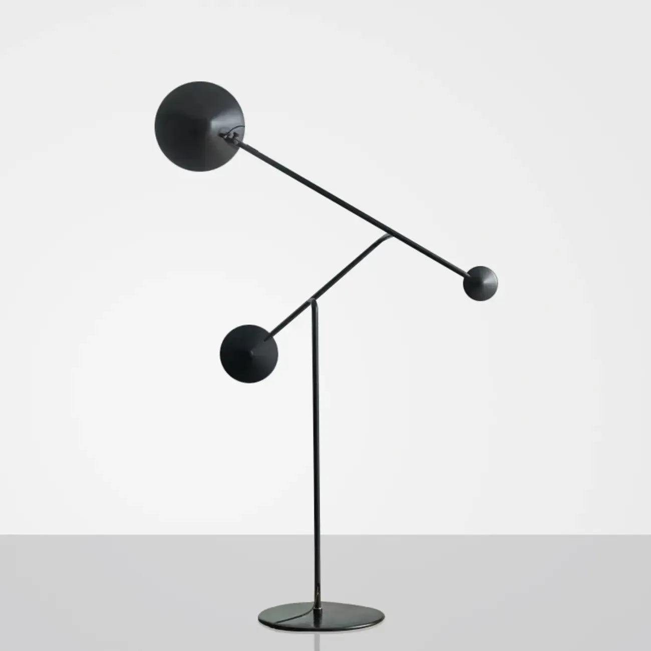 Lampadaire LED noir unique avec bras articulé pour salon