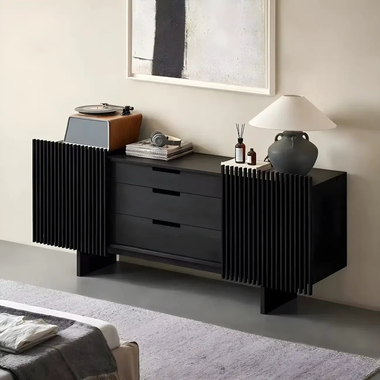 Buffet en bois noir avec portes coulissantes et tiroirs