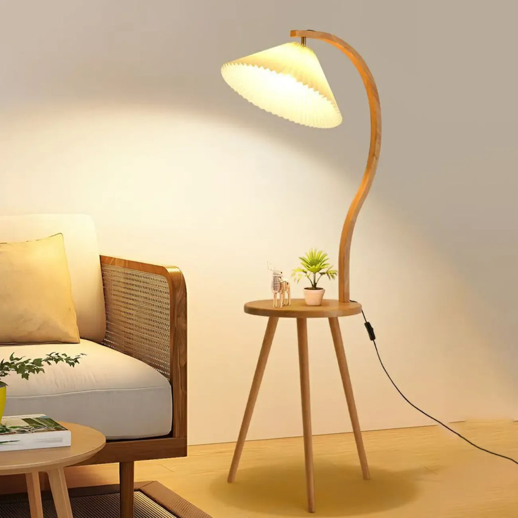 Lampadaire arqué en bois naturel et tissu beige avec étagère