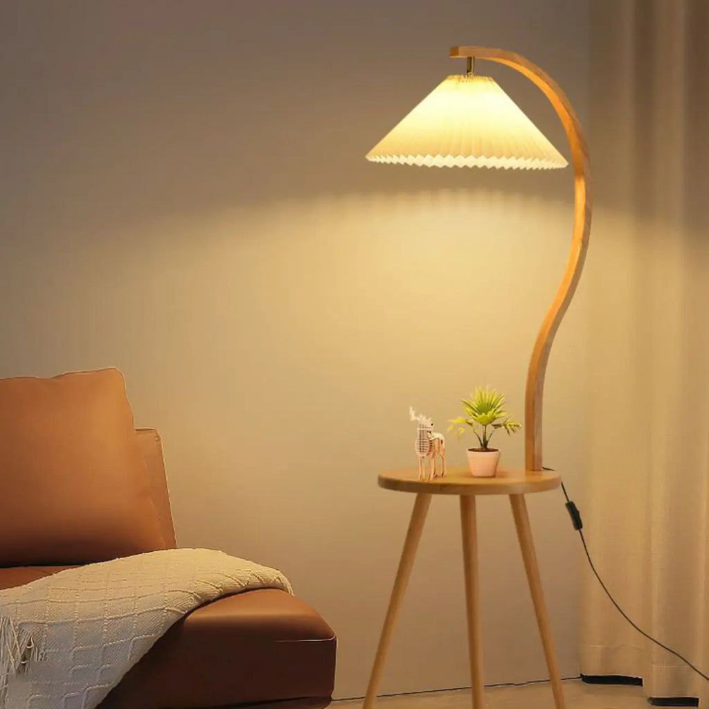 Lampadaire arqué en bois naturel et tissu beige avec étagère