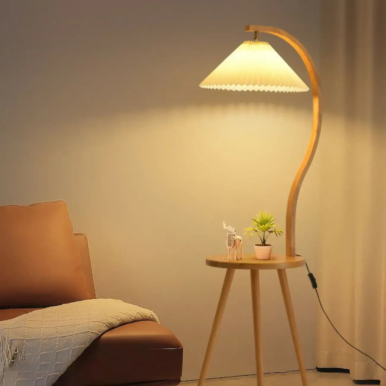 Lampadaire arqué en bois naturel et tissu beige avec étagère