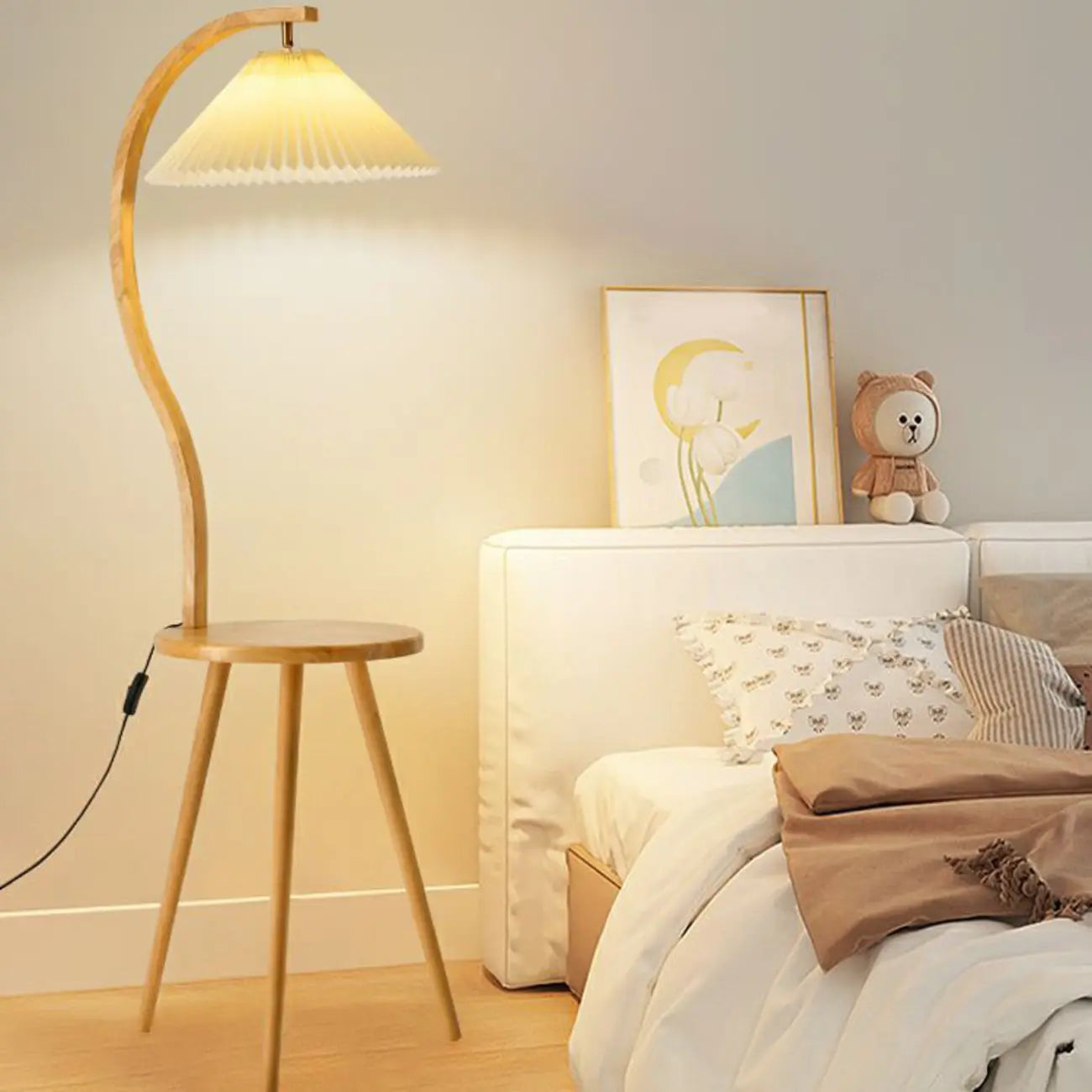Lampadaire arqué en bois naturel et tissu beige avec étagère
