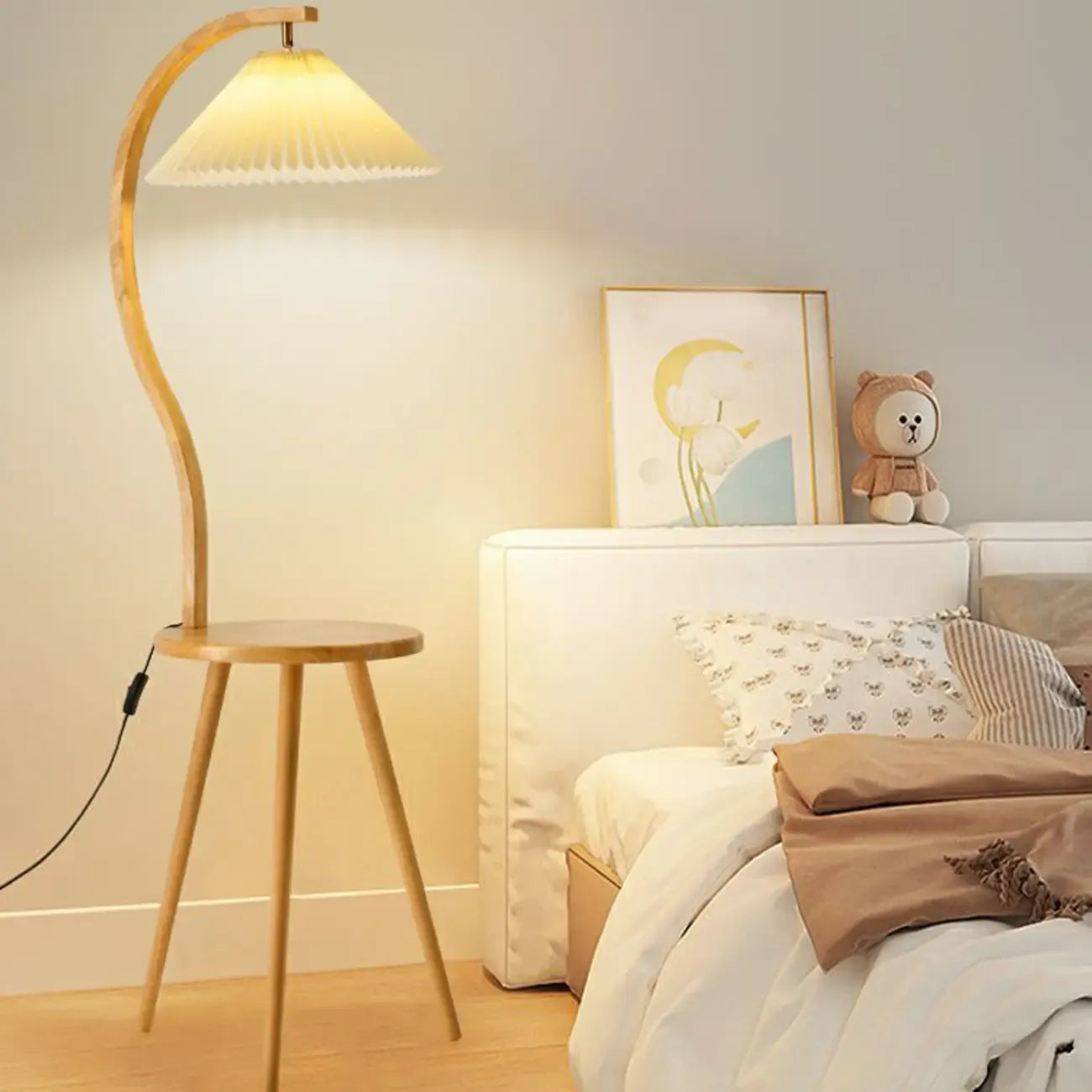 Lampadaire arqué en bois naturel et tissu beige avec étagère