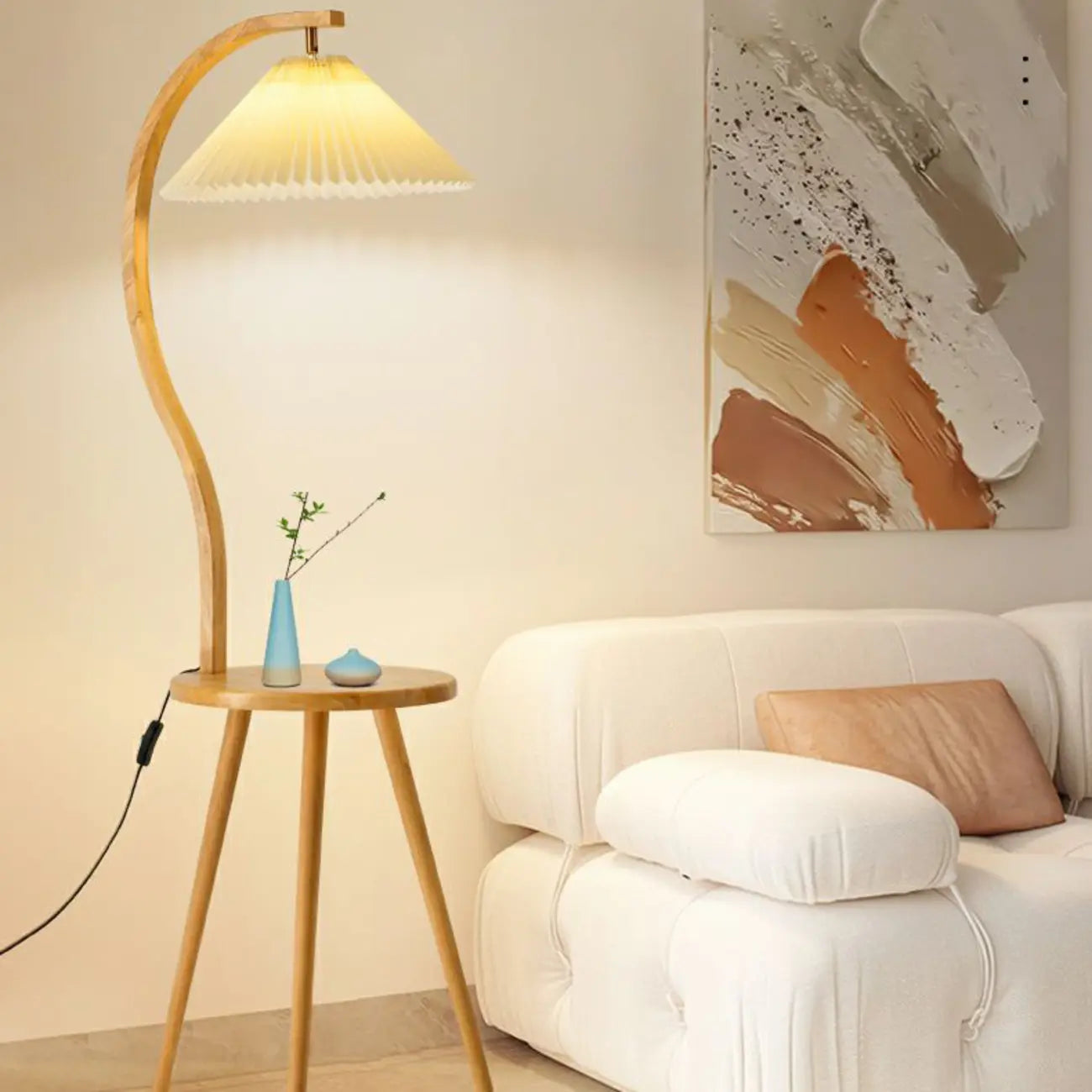 Lampadaire arqué en bois naturel et tissu beige avec étagère