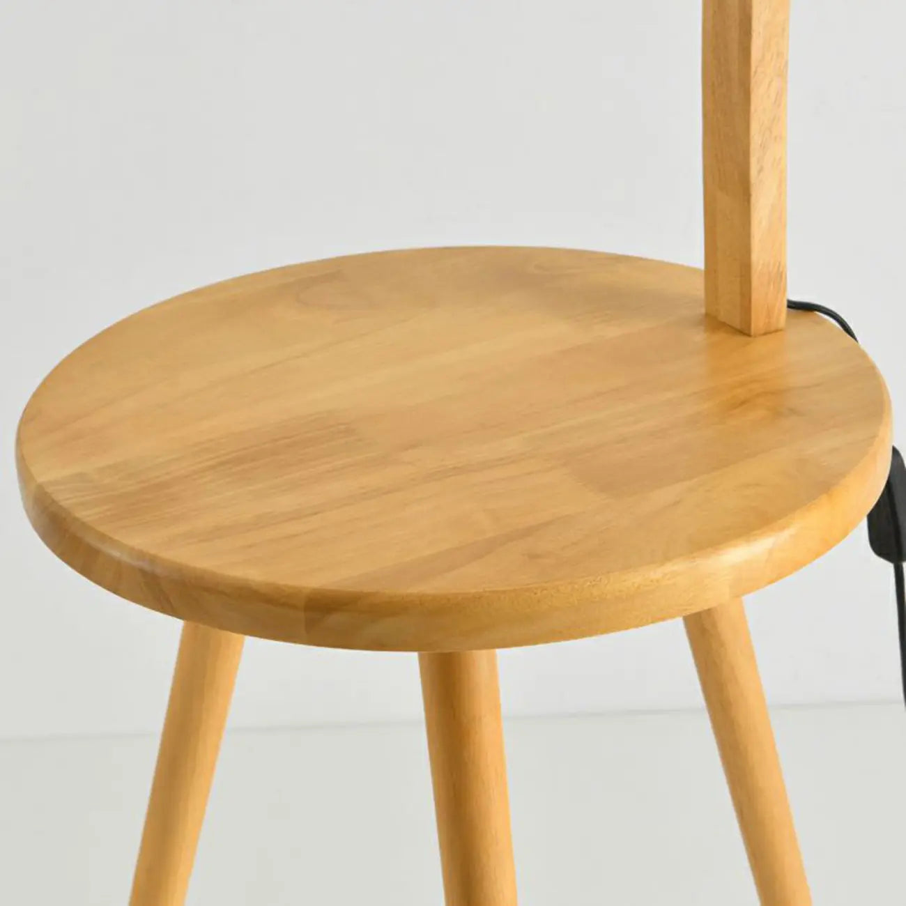 Lampadaire arqué en bois naturel et tissu beige avec étagère