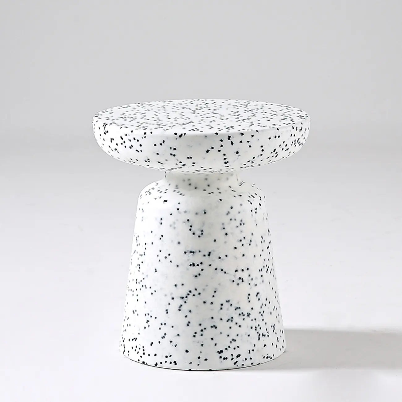 Table d'appoint ronde nordique mate pour petit canapé