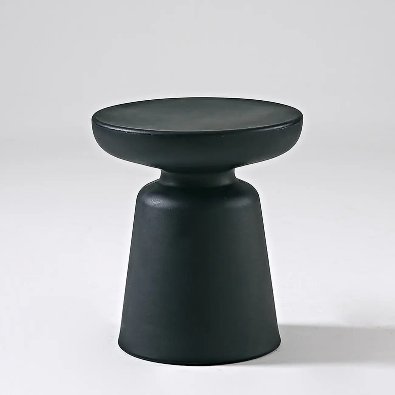 Table d'appoint ronde nordique mate pour petit canapé
