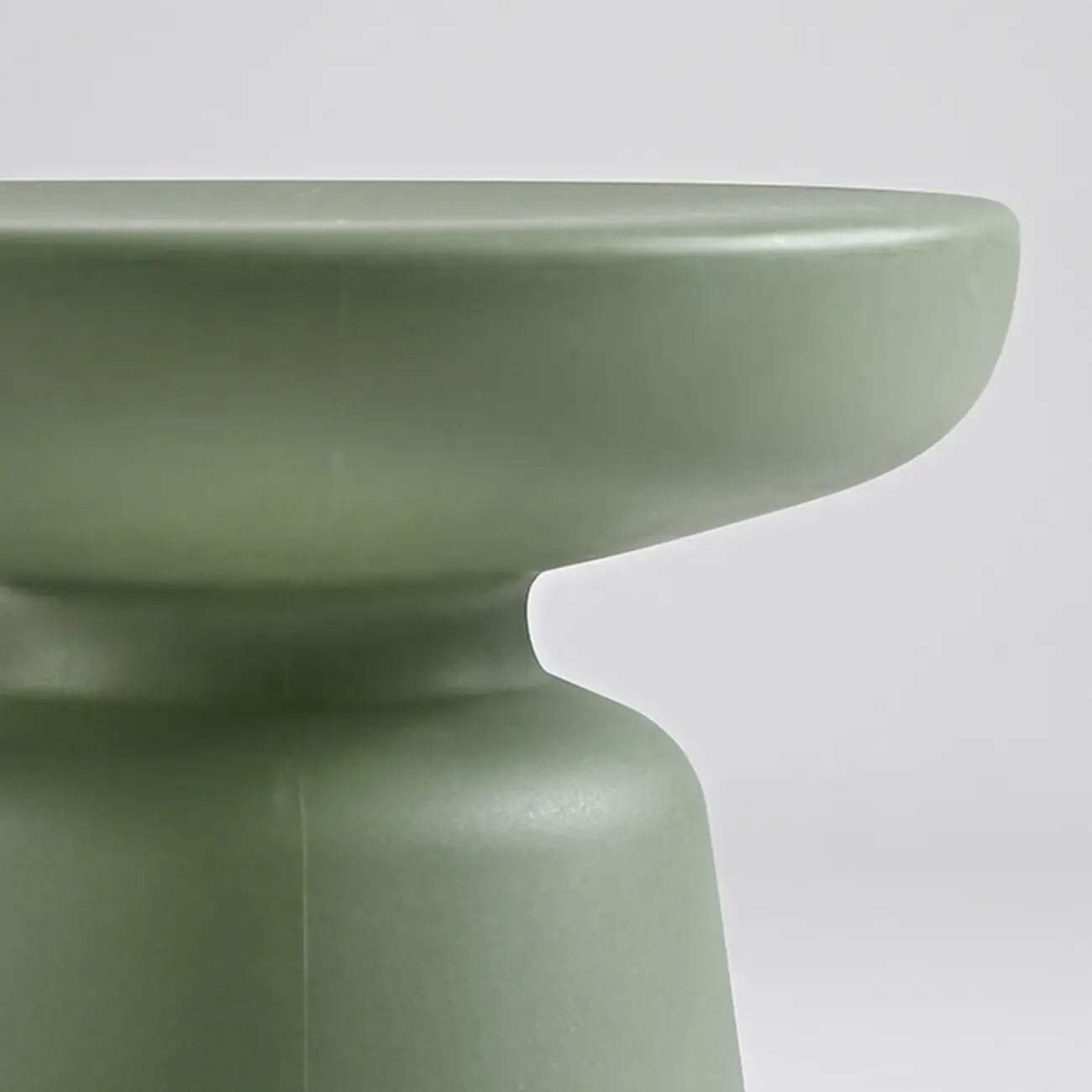 Table d'appoint ronde nordique mate pour petit canapé