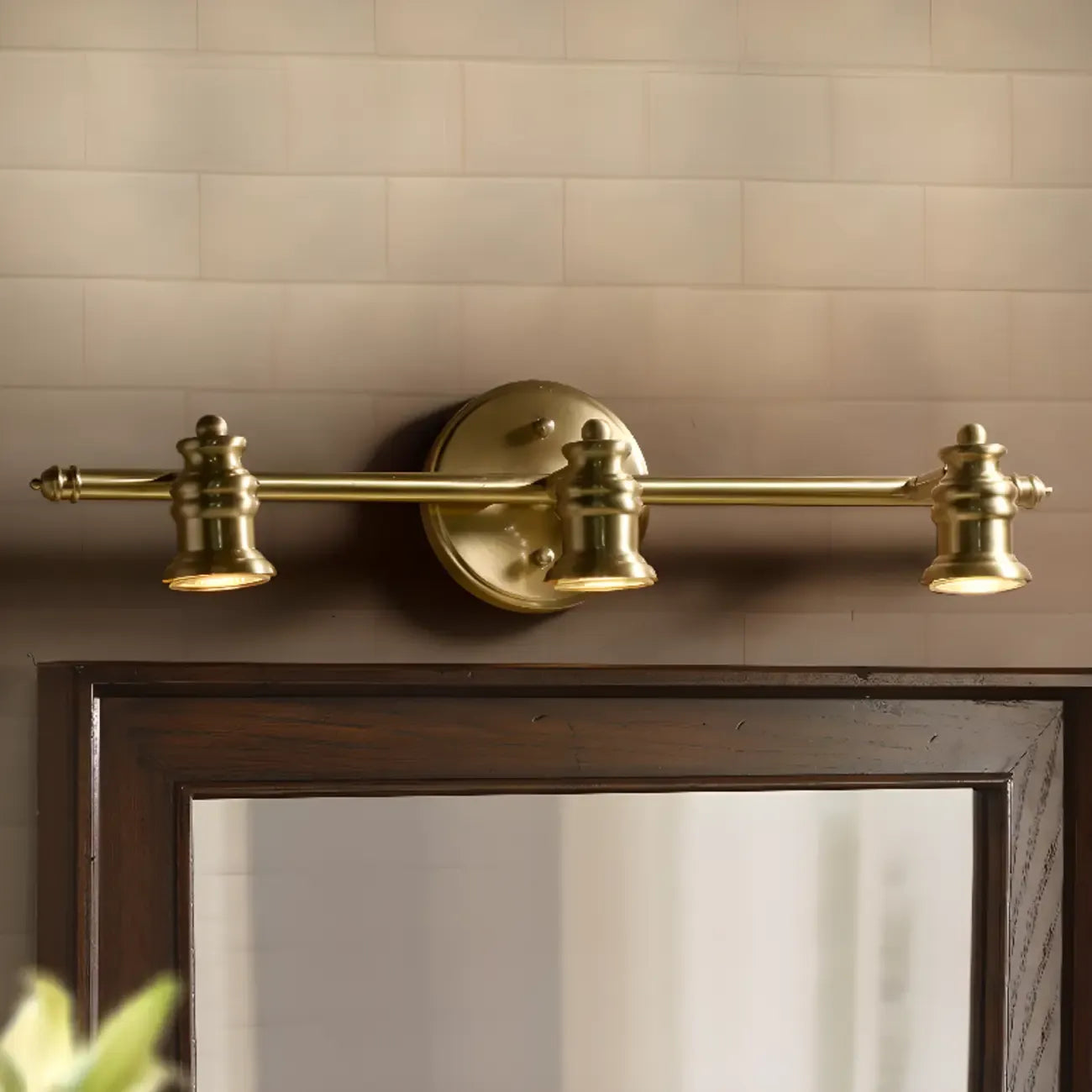 Applique murale vintage à 3 lumières pour salle de bain, au-dessus du miroir.