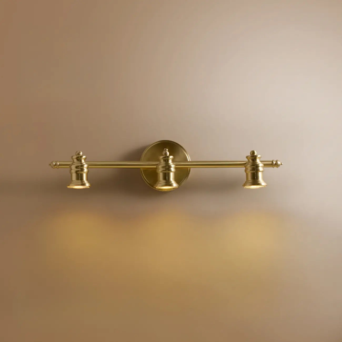 Applique murale vintage à 3 lumières pour salle de bain, au-dessus du miroir.