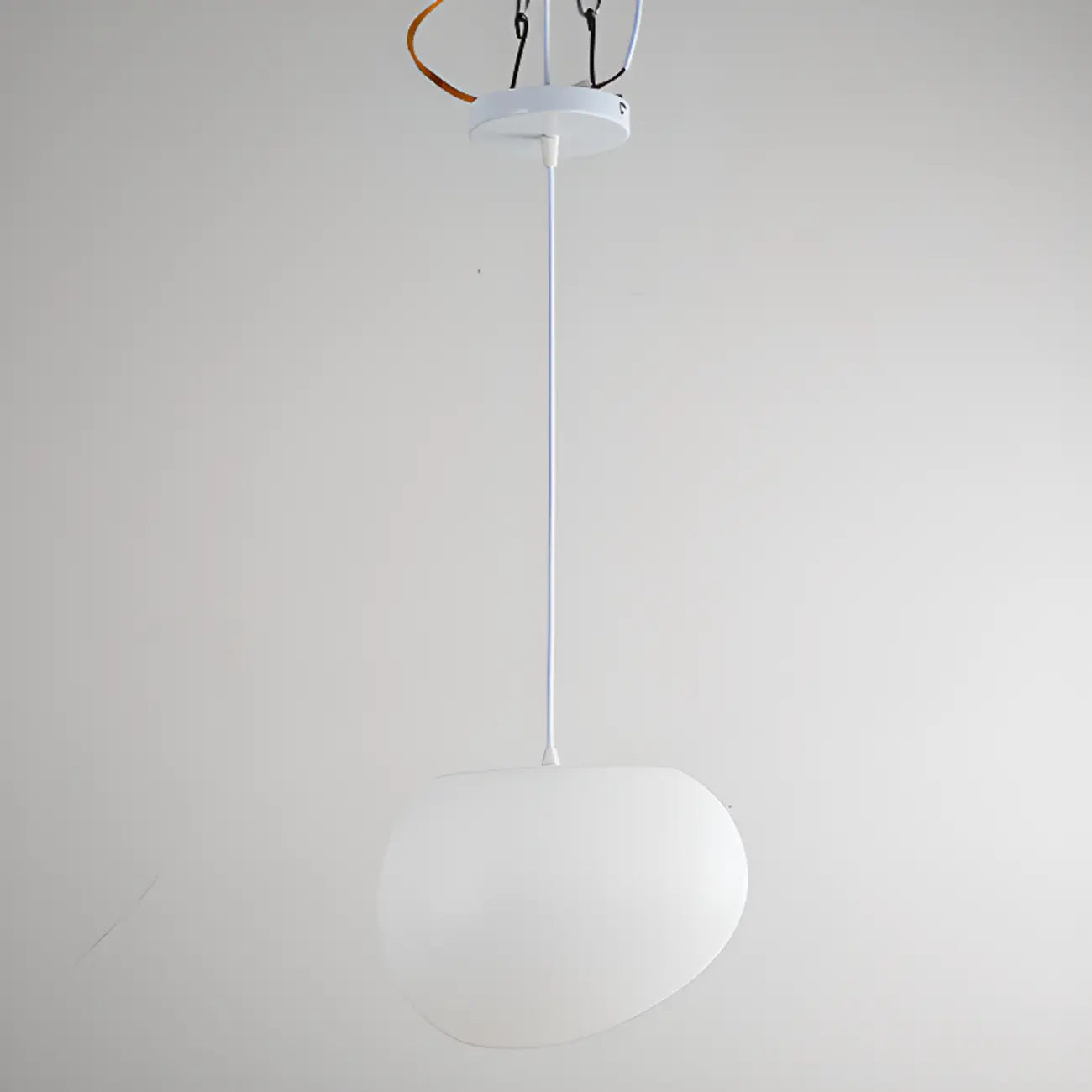 Suspension design en résine crème effet galet pour salle à manger