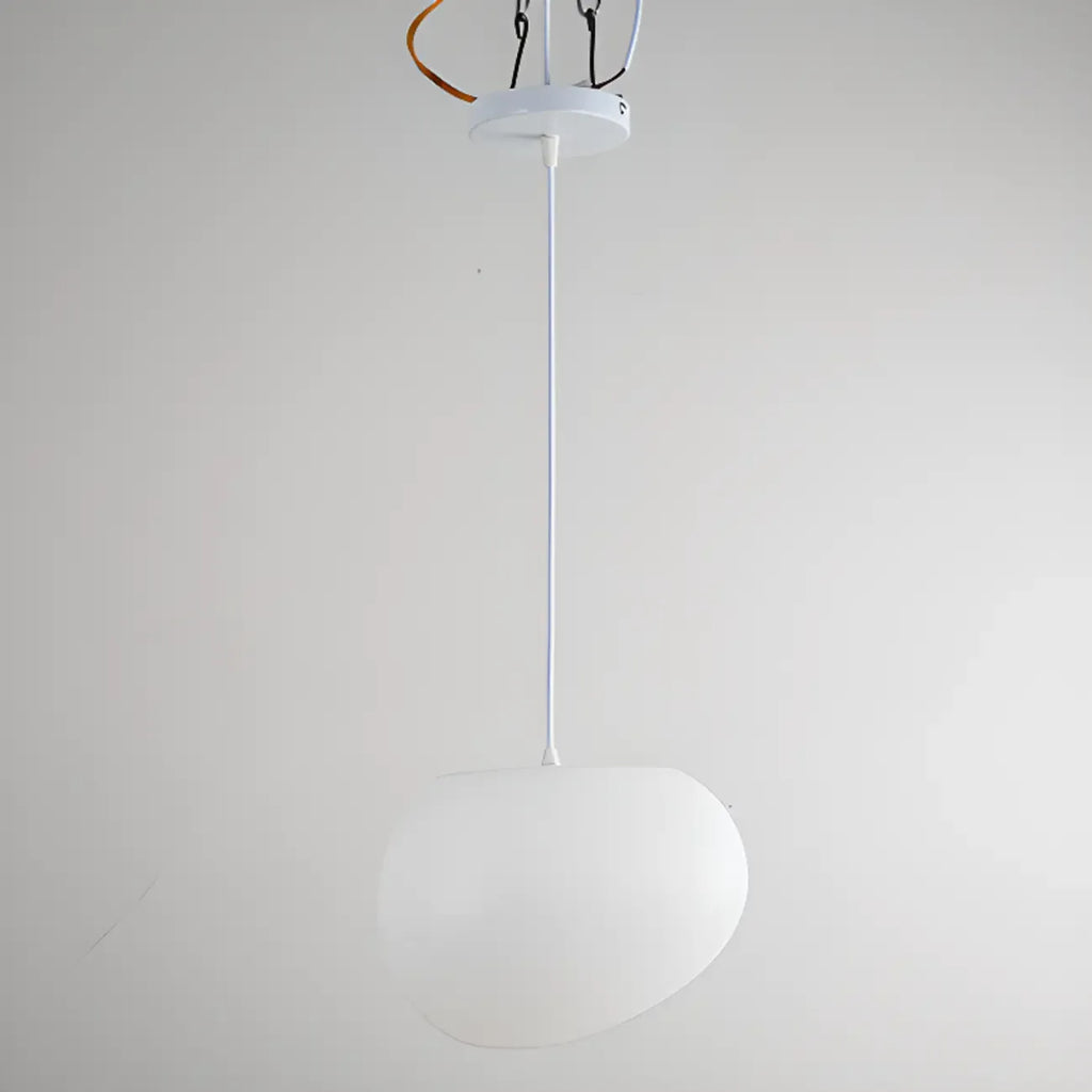 Suspension design en résine crème effet galet pour salle à manger