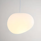 Suspension design en résine crème effet galet pour salle à manger