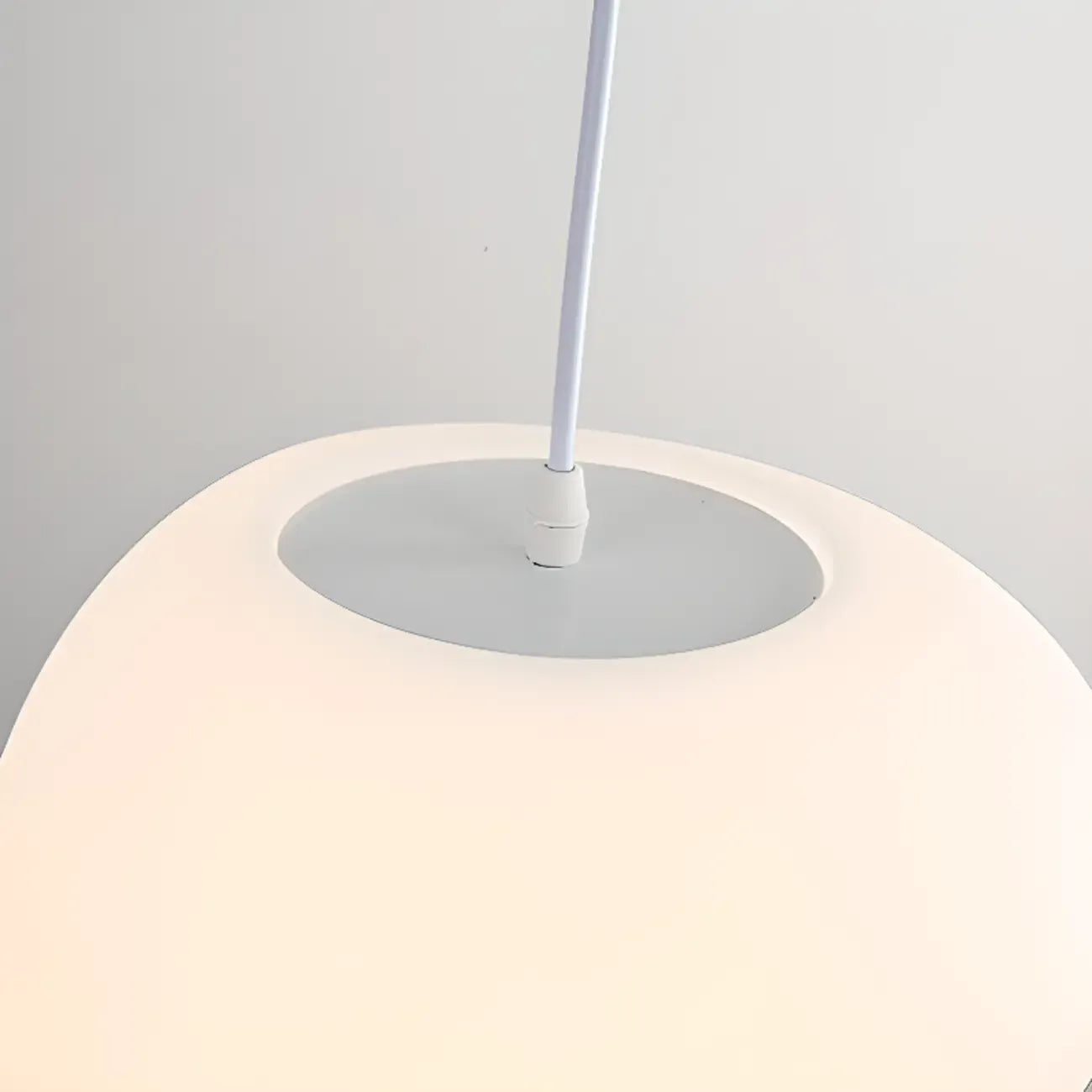 Suspension design en résine crème effet galet pour salle à manger