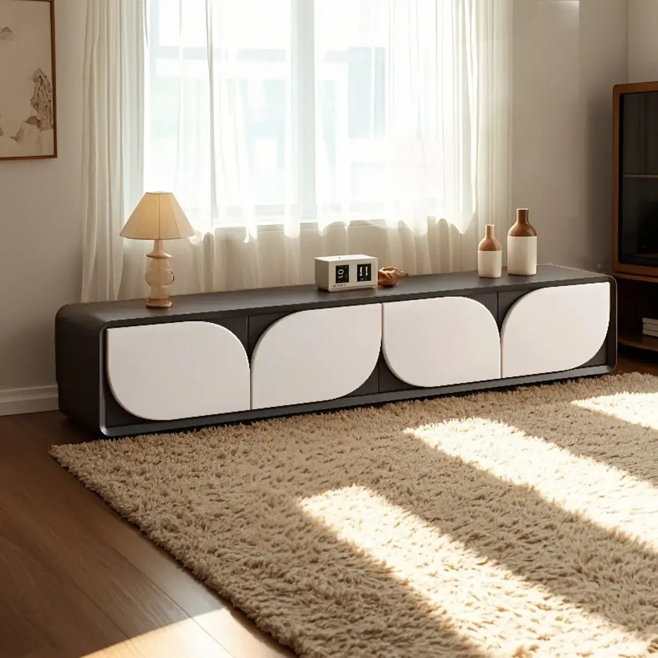 Meuble TV avec porte cintrée en noyer et système de gestion des câbles