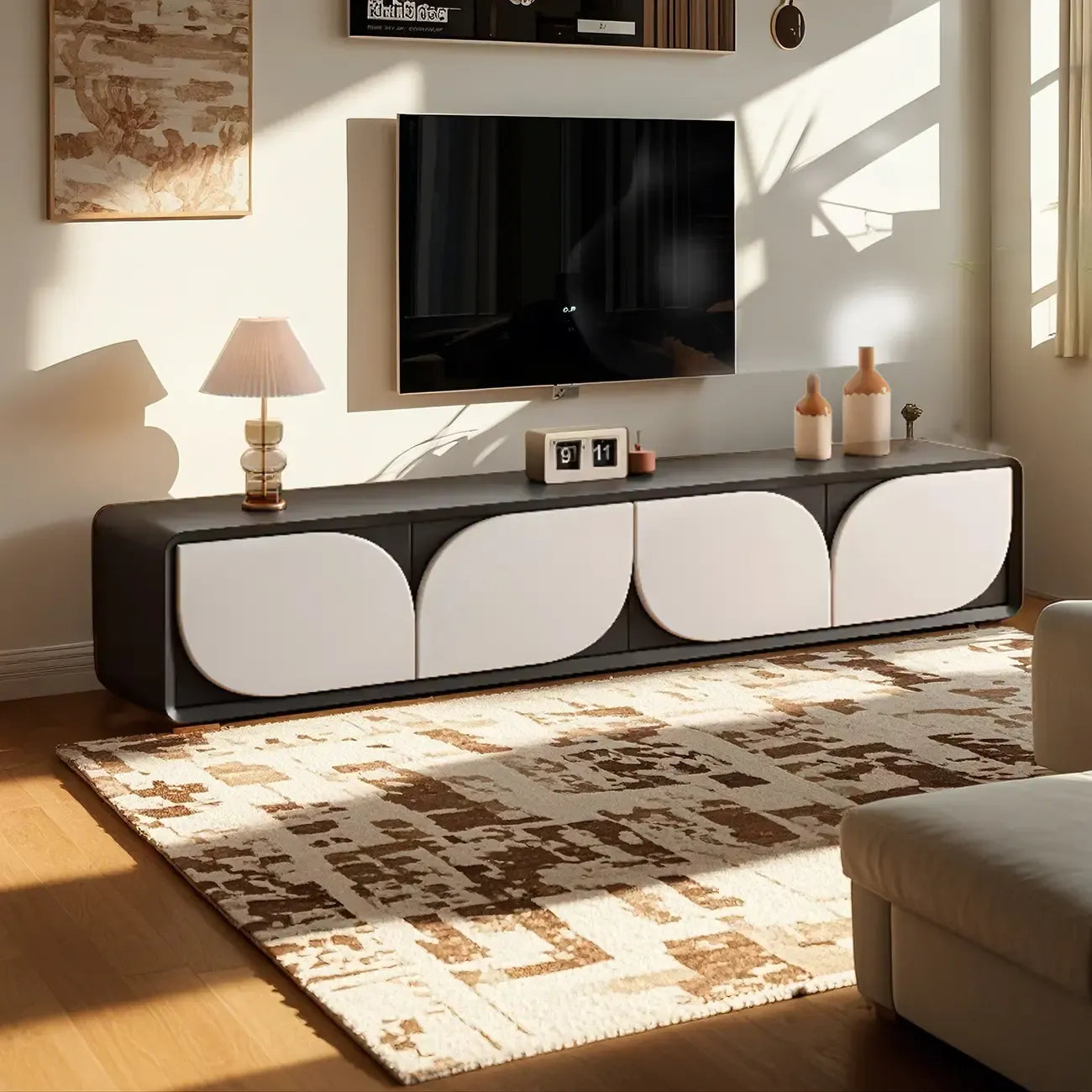 Meuble TV avec porte cintrée en noyer et système de gestion des câbles