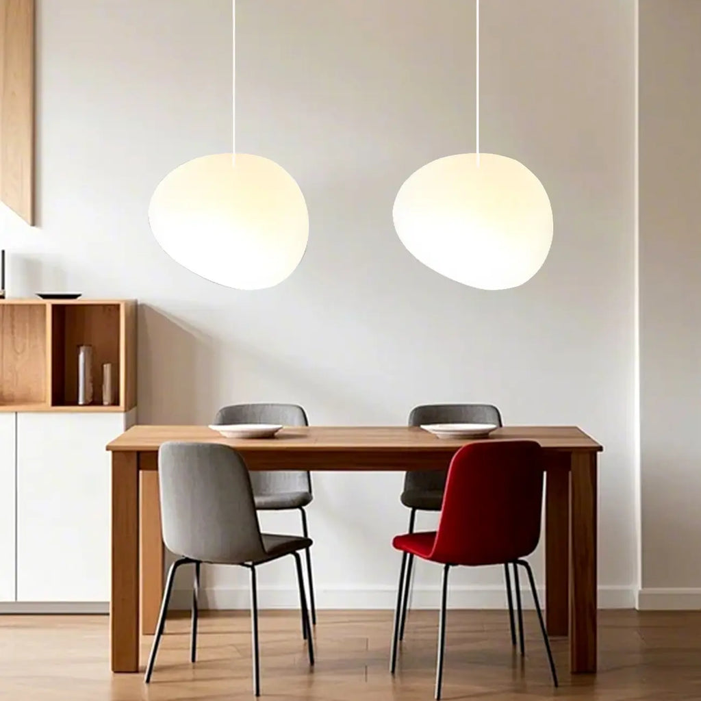 Suspension design en résine crème effet galet pour salle à manger