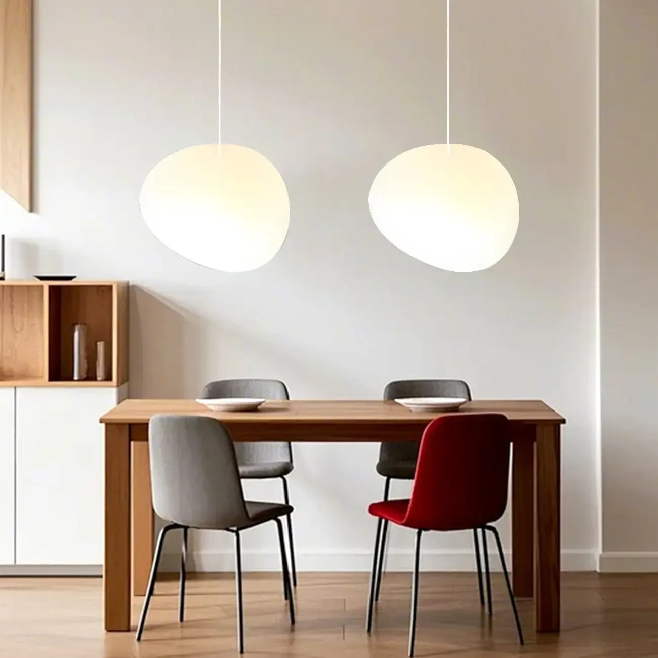 Suspension design en résine crème effet galet pour salle à manger