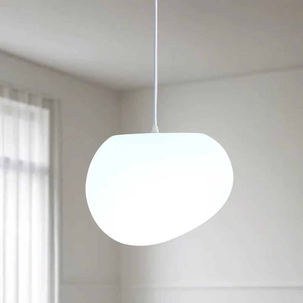 Suspension design en résine crème effet galet pour salle à manger