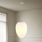 Suspension design en résine crème effet galet pour salle à manger