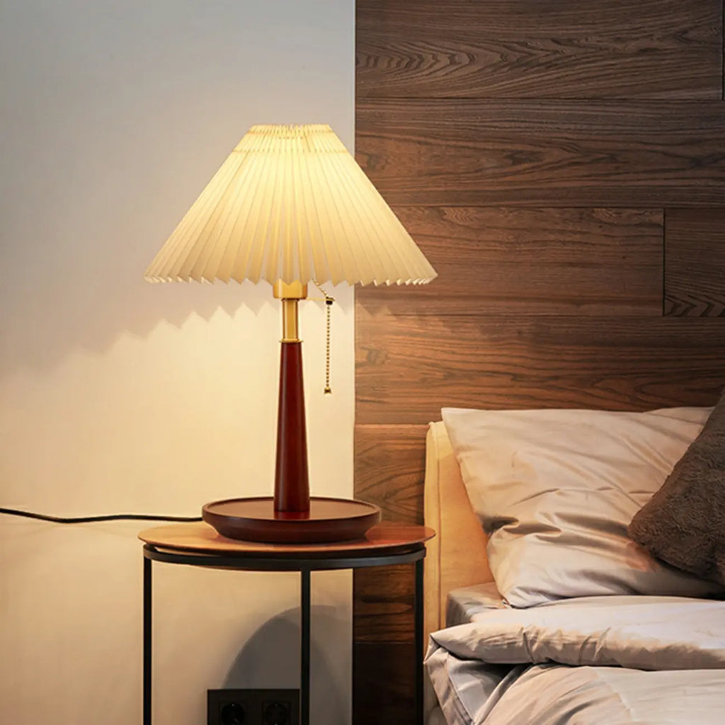 Lampe de table élégante avec pied rond en métal et abat-jour conique en tissu