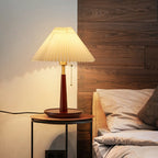 Lampe de table élégante avec pied rond en métal et abat-jour conique en tissu