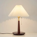 Lampe de table élégante avec pied rond en métal et abat-jour conique en tissu