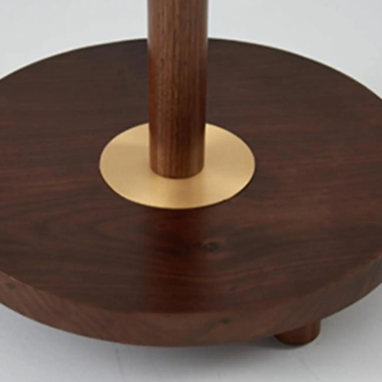 Lampe de table élégante avec pied rond en métal et abat-jour conique en tissu