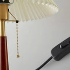 Lampe de table élégante avec pied rond en métal et abat-jour conique en tissu