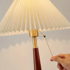 Lampe de table élégante avec pied rond en métal et abat-jour conique en tissu