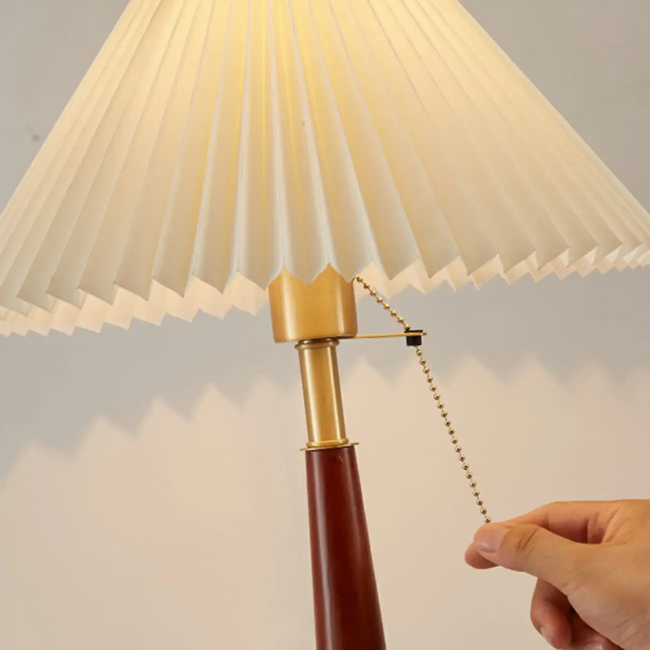 Lampe de table élégante avec pied rond en métal et abat-jour conique en tissu