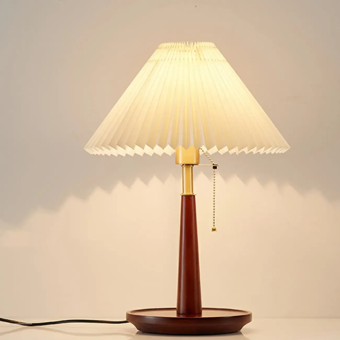 Lampe de table élégante avec pied rond en métal et abat-jour conique en tissu