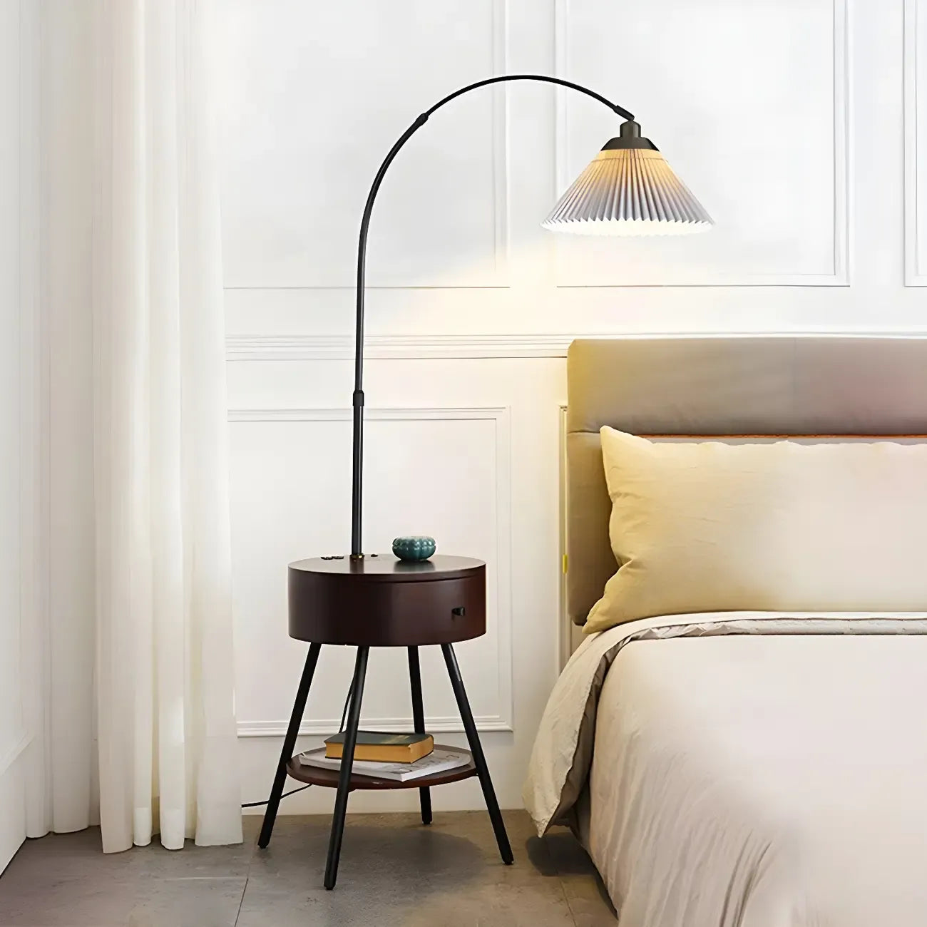 Lampadaire arqué moderne en bois avec télécommande et étagère de rangement