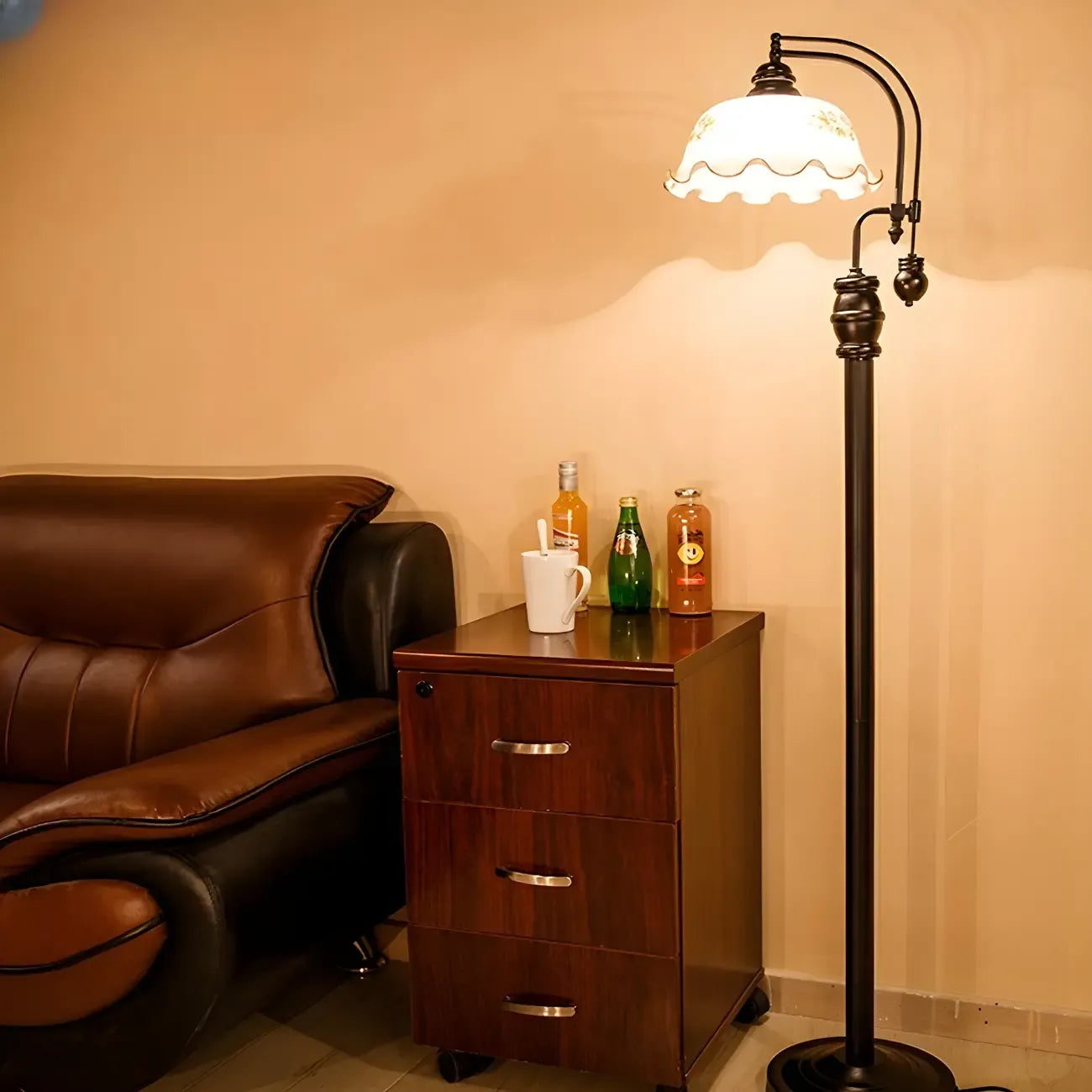 Lampadaire vintage rustique en métal noir avec abat-jour en verre à motif floral