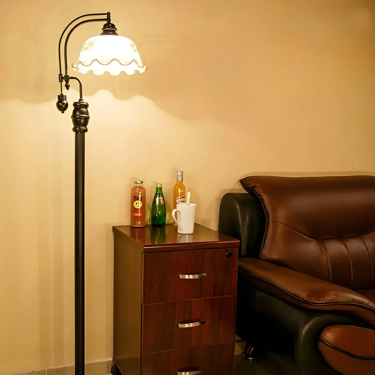 Lampadaire vintage rustique en métal noir avec abat-jour en verre à motif floral